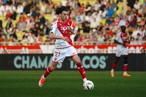 记者：阿克利乌什通过体检与巴黎签约5年，转会费5000万欧元