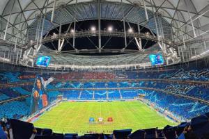 “辽宁德比”梭鱼湾多看台打出震撼tifo，斯坦丘挥舞魔杖驾驭雷电