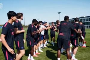 世界杯冠军归来！巴黎训练前全队列队鼓掌欢迎法比安·鲁伊斯