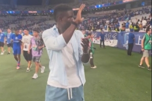 申花外援盖伊参加谢场获球迷掌声，球员今年5月遭左脚跟腱断裂